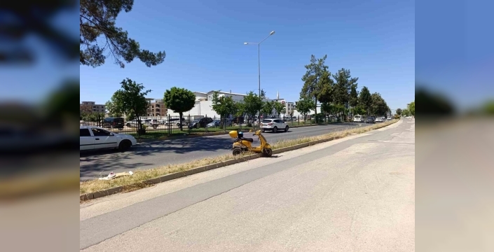 Devrilen elektrikli motosikletin sürücüsü yaralandı