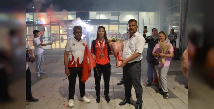 Dünya şampiyonu Berfin Polat coşkuyla karşılandı