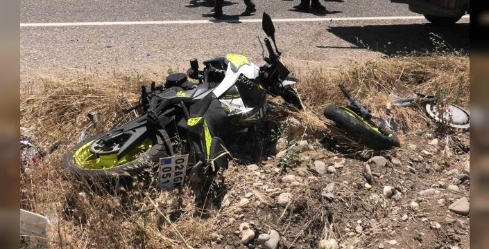 Kamyonet ile motosiklet çarpıştı: 1’i ağır 2 yaralı