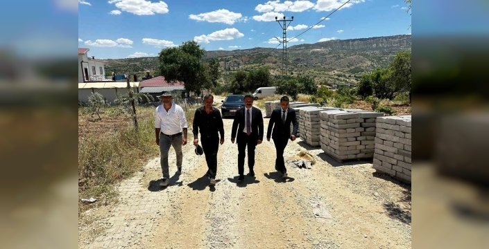 Kaymakam Aslan, deprem konutlarında incelemelerde bulundu