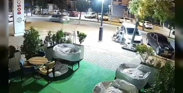 Kontrolden çıkan motosiklet hafif ticari araca çarptı: 2 yaralı