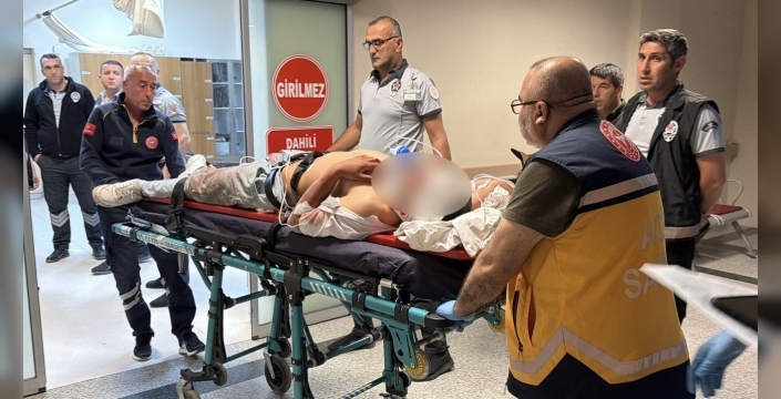 Motosiklet, elektrik direğine çarptı: 1’i ağır 2 yaralı