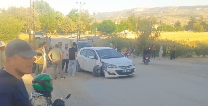 Otomobil elektrik direğine çarptı: 5 yaralı