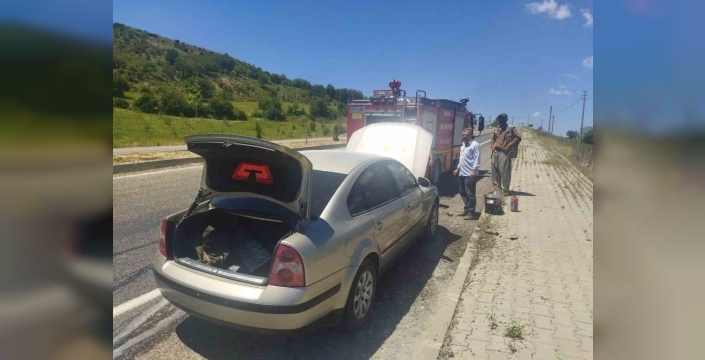 Seyir halindeki otomobil alev aldı