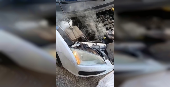Seyir halindeki otomobil alev aldı