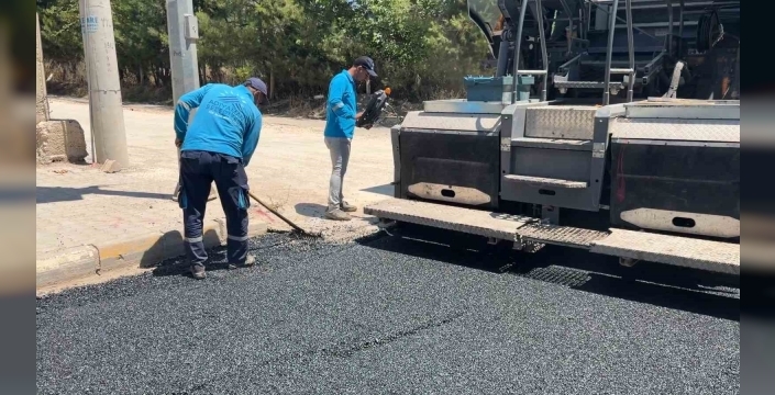Adıyaman’da 170 derecelik asfaltın seriminde işçilerin zorlu mesaisi