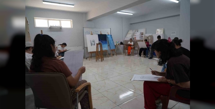 AKEM’de veliler ve çocuklar aynı atölyede resim eğitimi alıyor