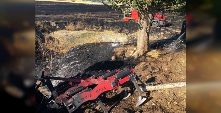 Anız yangınına müdahale eden traktör alevlere teslim oldu
