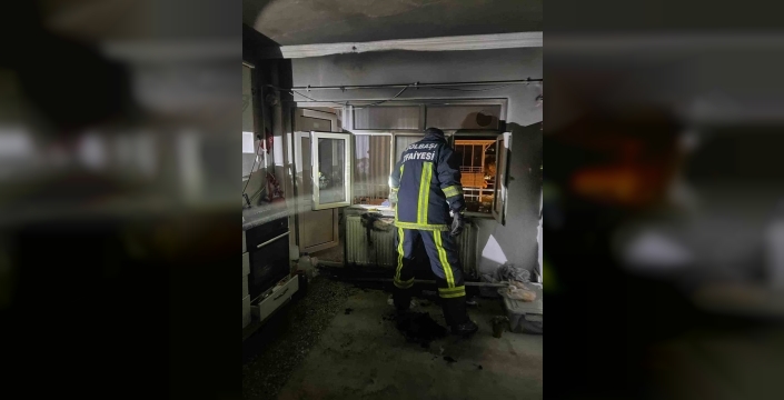 Ev yangınında bir kişi dumandan etkilendi