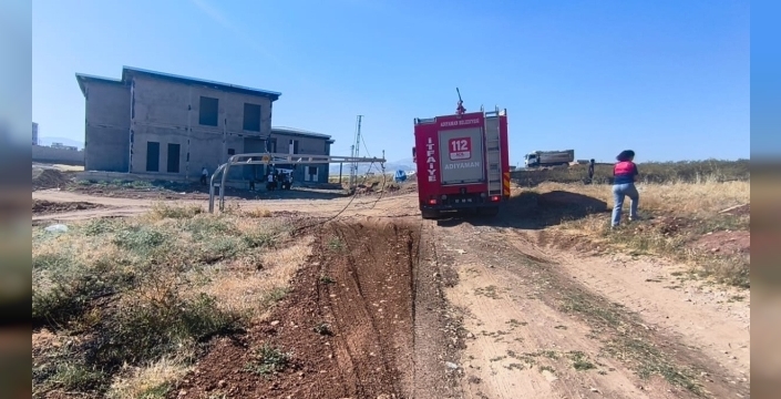Hafriyat kamyonu elektrik tellerini kopardı