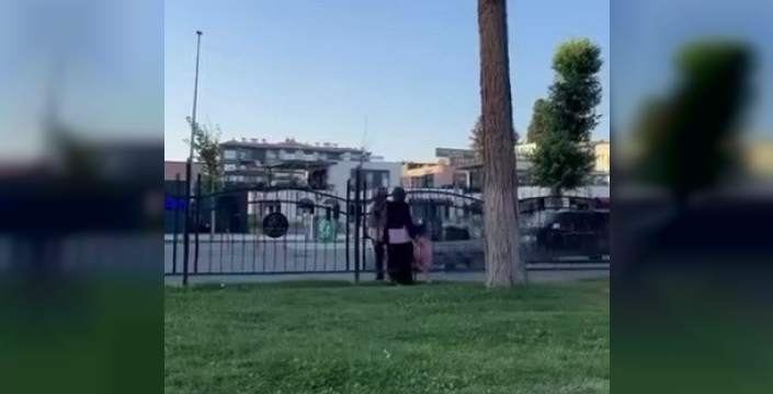 Korkuluğu aşıp trafiği tehlikeye attılar