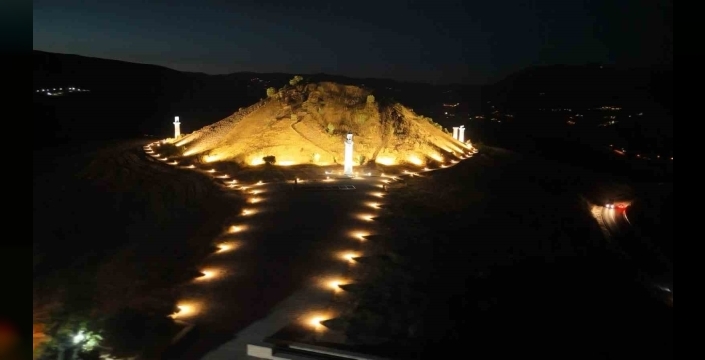 Kraliçeler mezarlığı gece de ziyarete açıldı