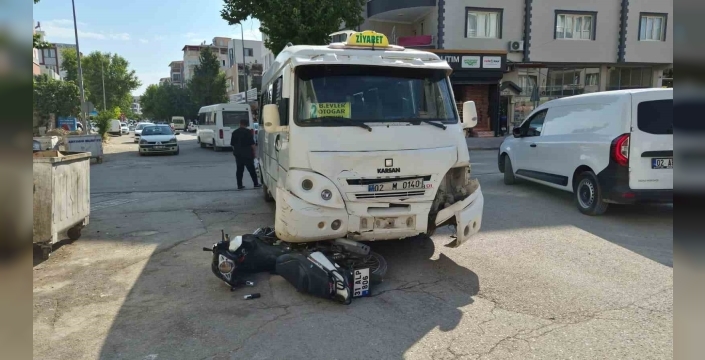 Motosiklet ile şehir içi minibüs çarpıştı: 1 yaralı
