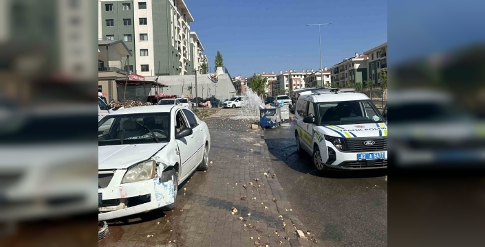 Otomobil yer üstü yangın hidrantını devirip geçti