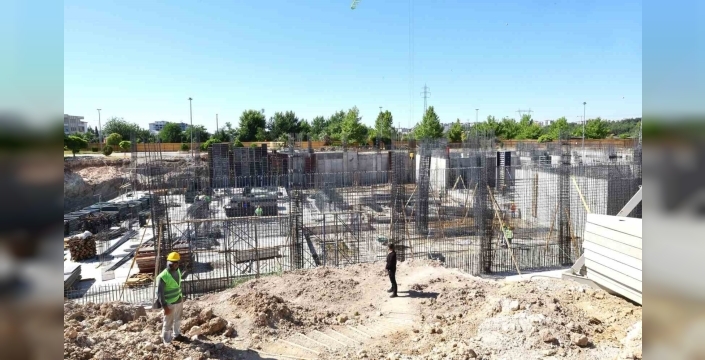 Vali Küçük, yapımı süren kültür merkezinde incelemelerde bulundu