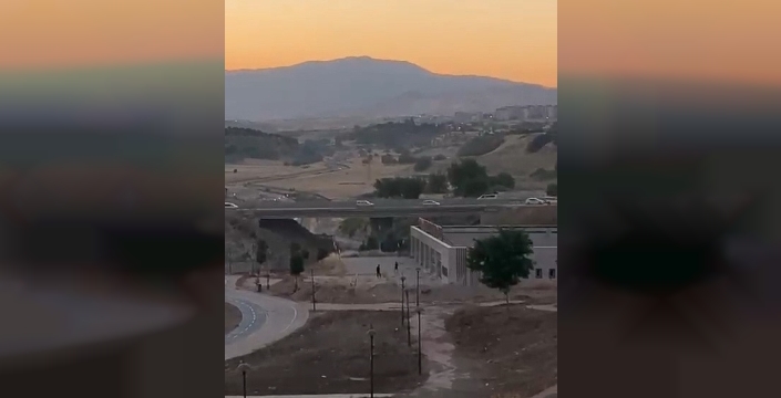 Yapıların camlarını taşlayarak kırdılar