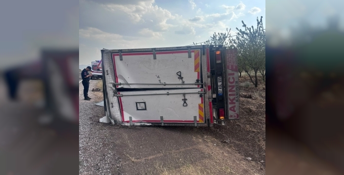 Adıyaman’da kamyon devrildi: 1 yaralı