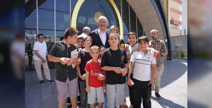 Başkan Hallaç, minik gönüllere dokundu