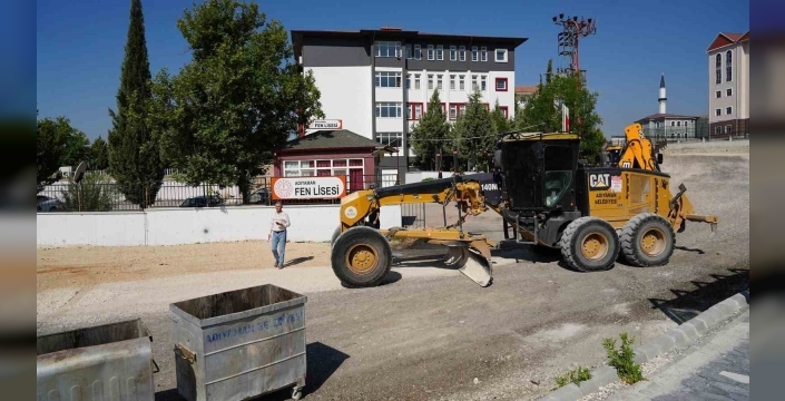 Belediye ekipleri okullar bölgesini yeni eğitim yılına hazırlıyor