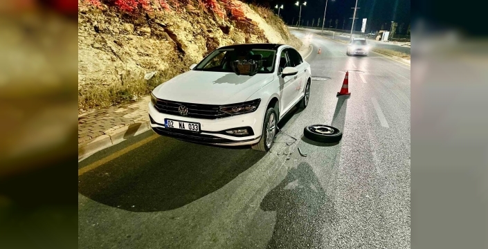 Çukura giren araçların lastikleri patladı