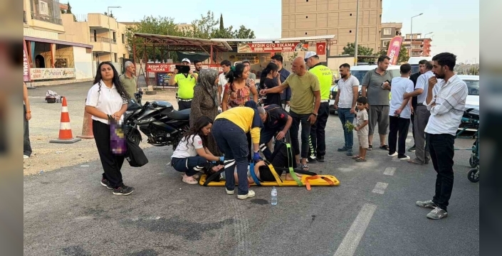 Ehliyetsiz sürücü, motosikletiyle otomobile çarptı: 2 yaralı