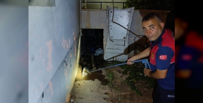 Evin deposuna giren yılan ekipleri harekete geçirdi