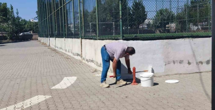 Fatih Anadolu Lisesi’nde okulun bakım ve onarımı personelin emeğiyle yapılıyor