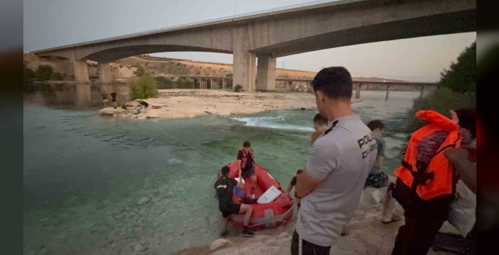 Fırat Nehri’nde su seviyesinin yükselmesi ile mahsur kalan 10 kişi kurtarıldı