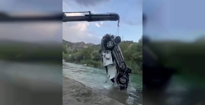 Göksu Çayına düşen araç çıkarıldı