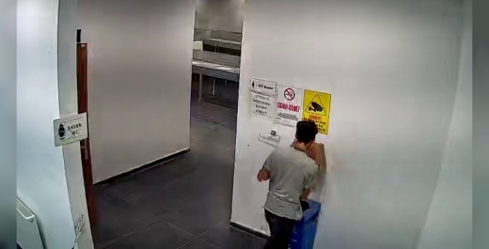 Kadınlar tuvaletindeki hırsızlık kameralara yansıdı