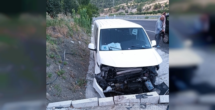 Menfeze çarpan araç sürücüsü yaralandı