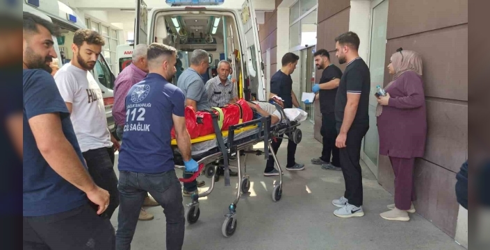 Motosiklet ile otomobil çarpıştı: 1 ağır yaralı