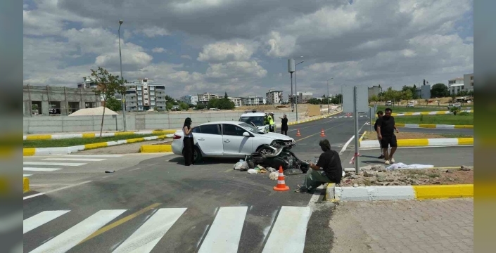 Otomobil ile motosiklet çarpıştı: 1 yaralı