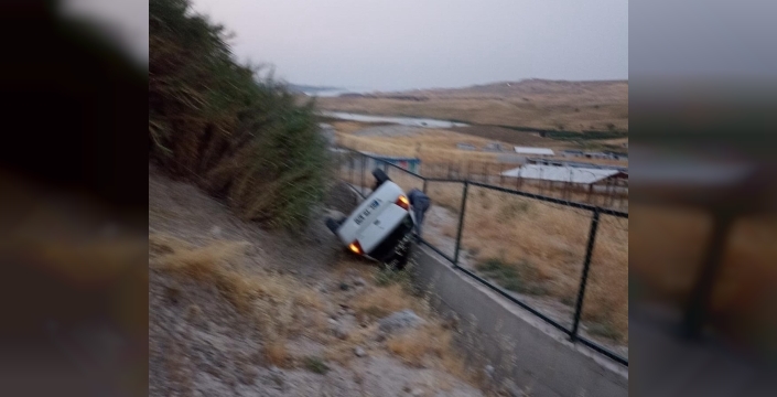 Otomobil şarampole yuvarlandı