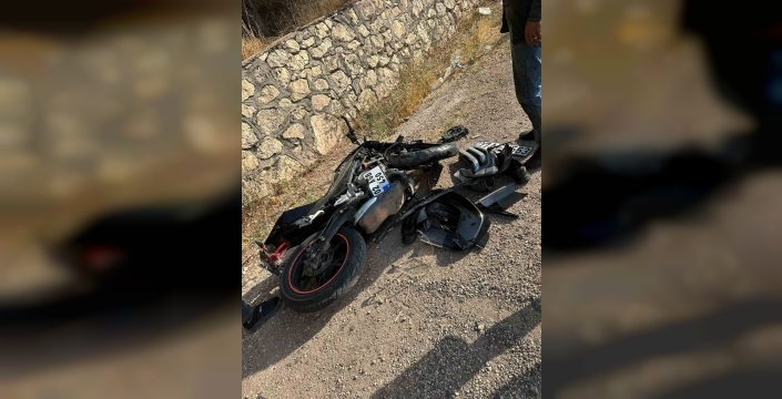 Otomobilin çarptığı motosiklet sürücüsü ağır yaralandı