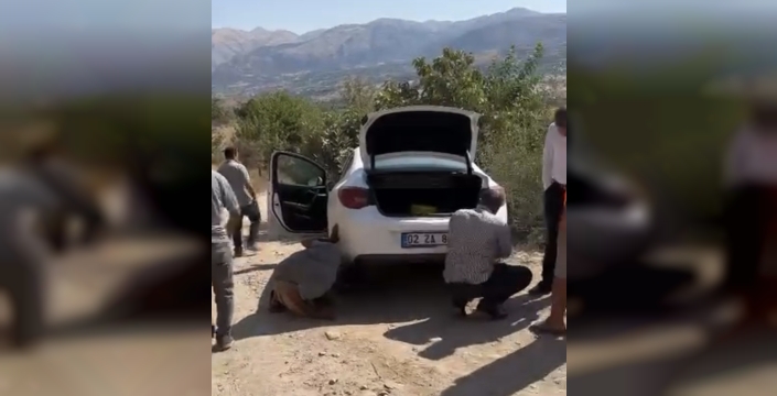 Şarampole giren otomobil halatla kurtarıldı