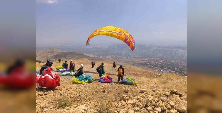 Tut’un termalleri paraşütçüleri gökyüzünde tuttu