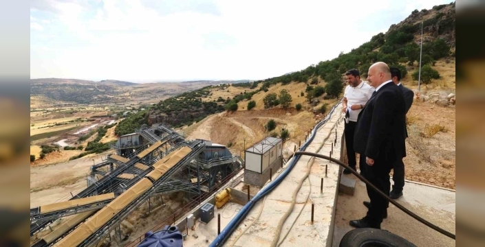 Vali Küçük, taş kırma ve eleme tesisinde incelemelerde bulundu