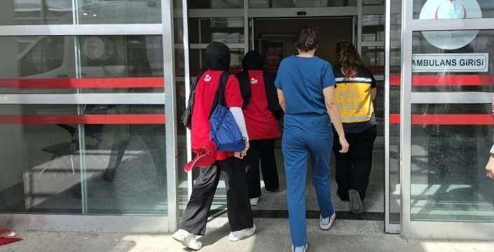 4 öğrenci yemekten zehirlendi