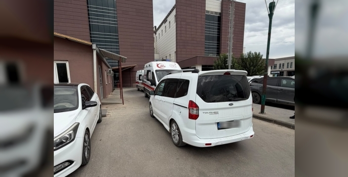 Ambulans girişine park eden sürücü tepkilere neden oldu