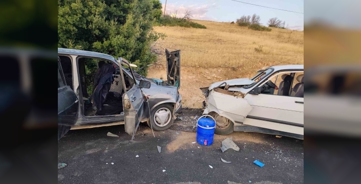 Besni’de iki otomobil çarpıştı: 8 yaralı