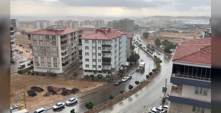 Besni’de sağanak yağış etkili oldu