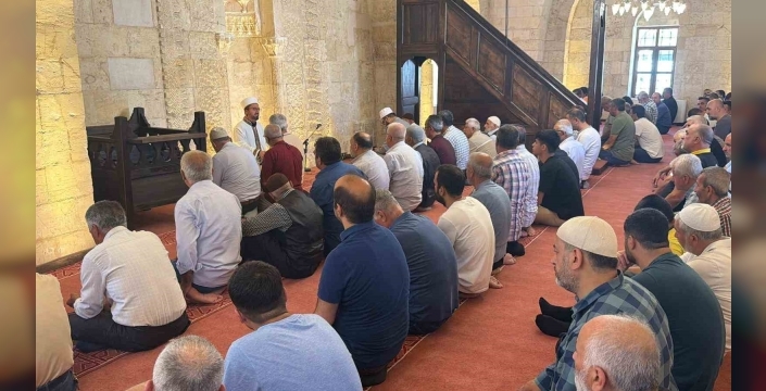 Depremde hasar gören tarihi camide 3,5 yıl sonra ilk cuma namazı