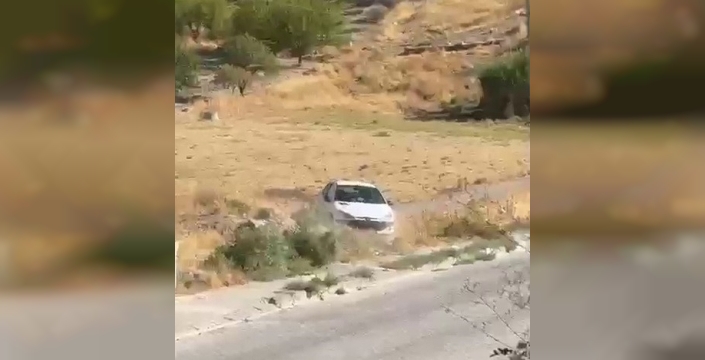 El freni çekilmeyen otomobil şarampole yuvarlandı