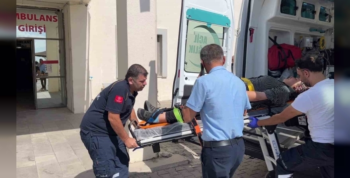 Hafriyat kamyonu ile otomobil çarpıştı: 3 yaralı