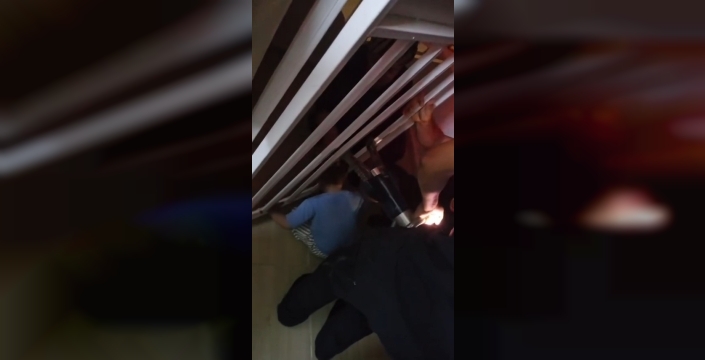 Korkuluklara sıkışan çocuğu itfaiye kurtardı