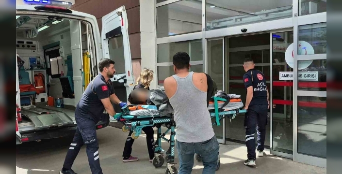Küçük çocuğun kullandığı iş makinesi devrildi: 1 yaralı