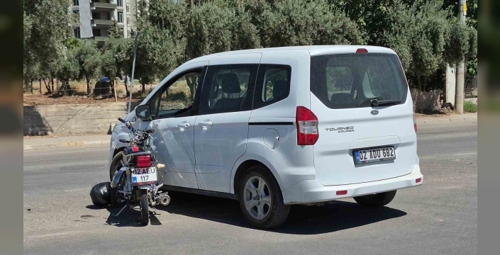 Motosiklet ile hafif ticari araç çarpıştı: 1 yaralı
