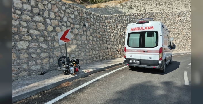 Motosiklet önce yön levhasına, sonra duvara çarptı: 1 ağır yaralı