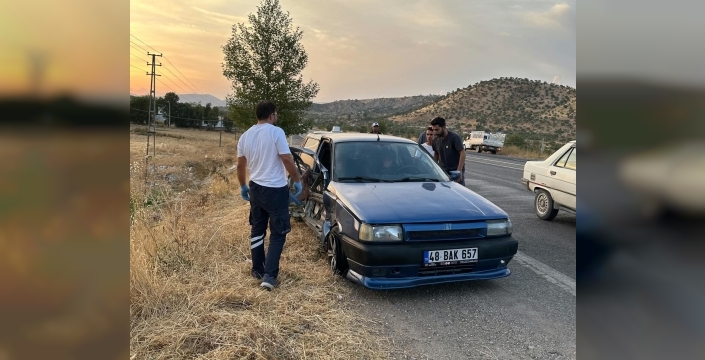 Otomobil ile minibüs çarpıştı: 2 yaralı